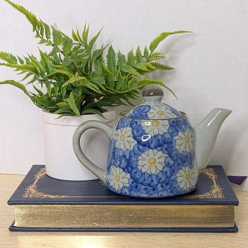 Vintage Ceramic Chinese Blue Daisy Floral Lidded Teapot Cottagecore